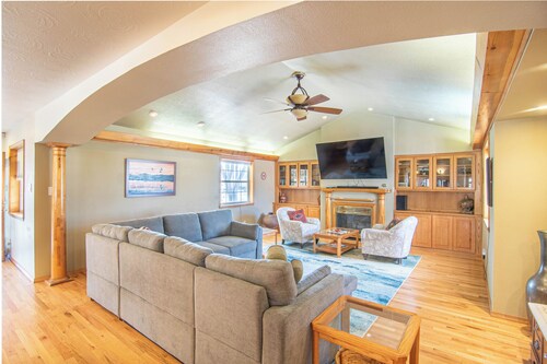 Hot tub, Pool, Grill, Patio, Gym, Game Room, Washer/Dryer, Pet friendly house