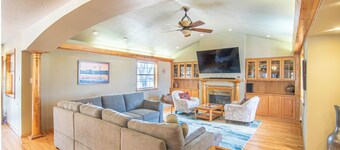 Hot tub, Pool, Grill, Patio, Gym, Game Room, Washer/Dryer, Pet friendly house