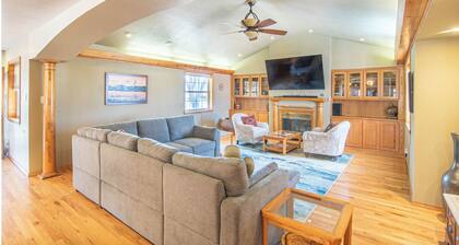 Hot tub, Pool, Grill, Patio, Gym, Game Room, Washer/Dryer, Pet friendly house