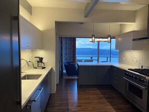 Microwave, oven, stovetop, dishwasher - Furnished 30 to 60 day rental - Feb/March - Architectural Gem with Bay Views (Sausalito)