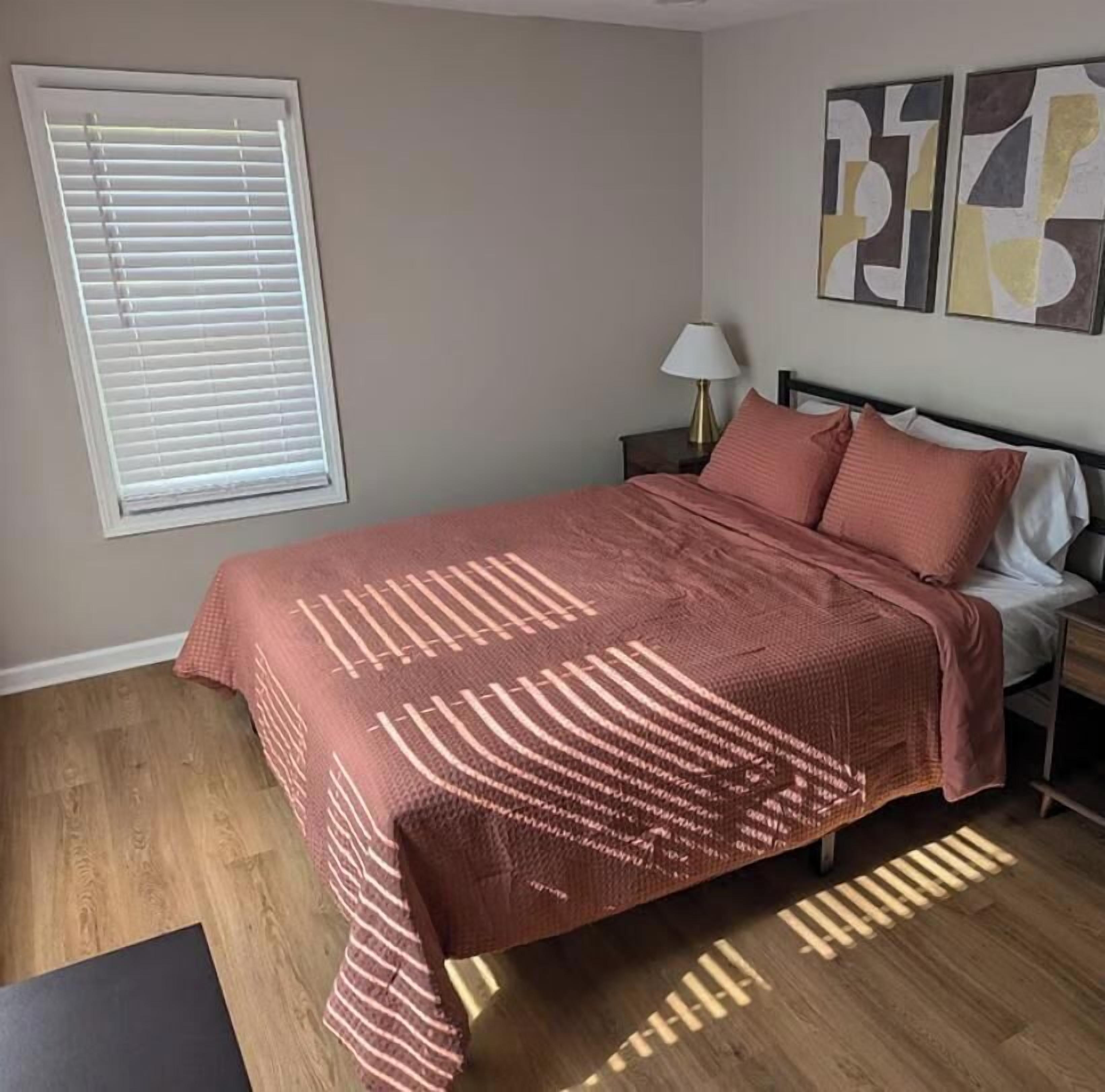 Tabla de planchar con plancha, wifi y ropa de cama 