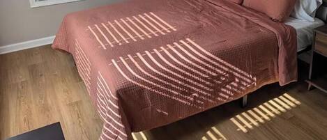 Tabla de planchar con plancha, wifi y ropa de cama