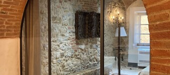 Appartamento Monache - in the historic centre of Tuscan hill village, Lucignano