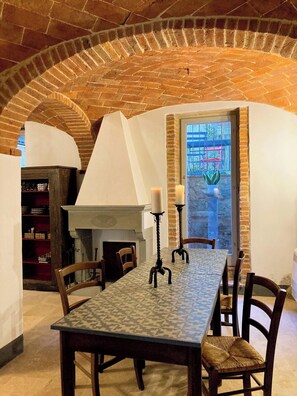 Dining - Appartamento Monache - in the historic centre of Tuscan hill village, Lucignano (Lucignano)