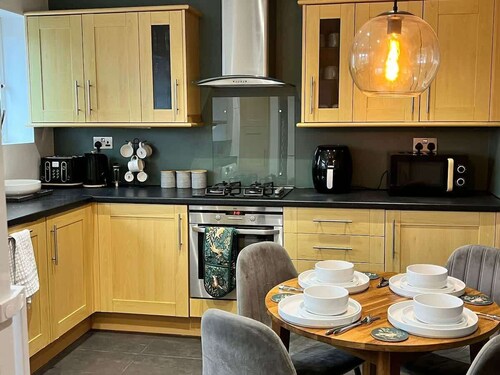 Stylish Central Wimbledon Apartment - Fast WiFi