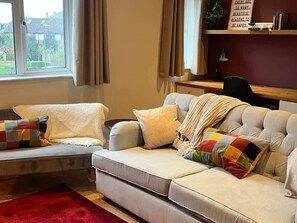 TV, fireplace, offices - Stylish Central Wimbledon Apartment - Fast WiFi (London)