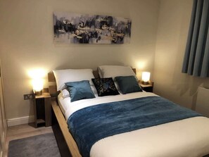 2 bedrooms, iron/ironing board, WiFi, bed sheets - Stylish Central Wimbledon Apartment - Fast WiFi (London)