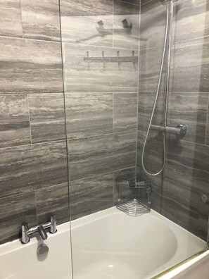 Shower, hair dryer, shampoo - Stylish Central Wimbledon Apartment - Fast WiFi (London)