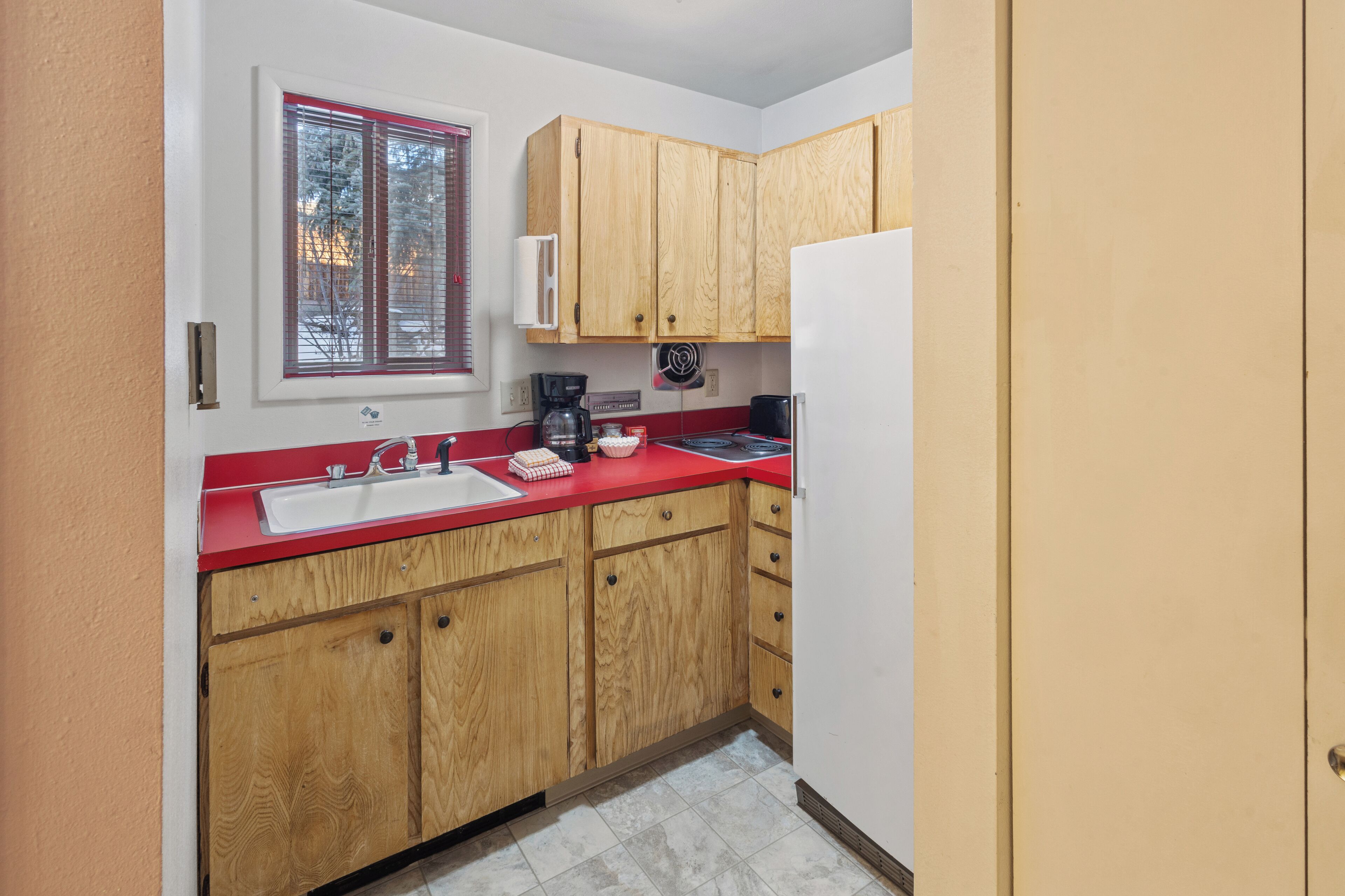 Réfrigérateur, micro-ondes, plaque de cuisson, cafetière/bouilloire