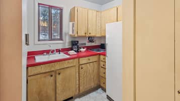 Réfrigérateur, micro-ondes, plaque de cuisson, cafetière/bouilloire