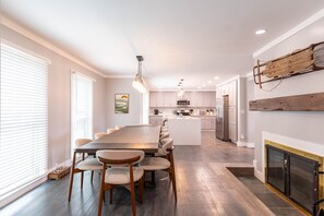 Dining - Arches Sugar Mountain: Mtn Views, Hot Tub, Ski Shuttle, Game Room, Sleeps 16, 5 Kings, Dogs OK (Sugar Mountain)