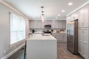 Jääkaappi, mikroaaltouuni, uuni, liesi