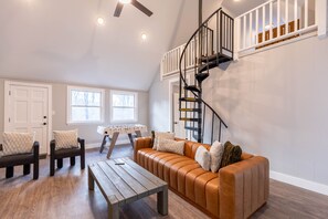 Älytelevisio, takka, pöytäjalkapallopöytä, musiikkikirjasto