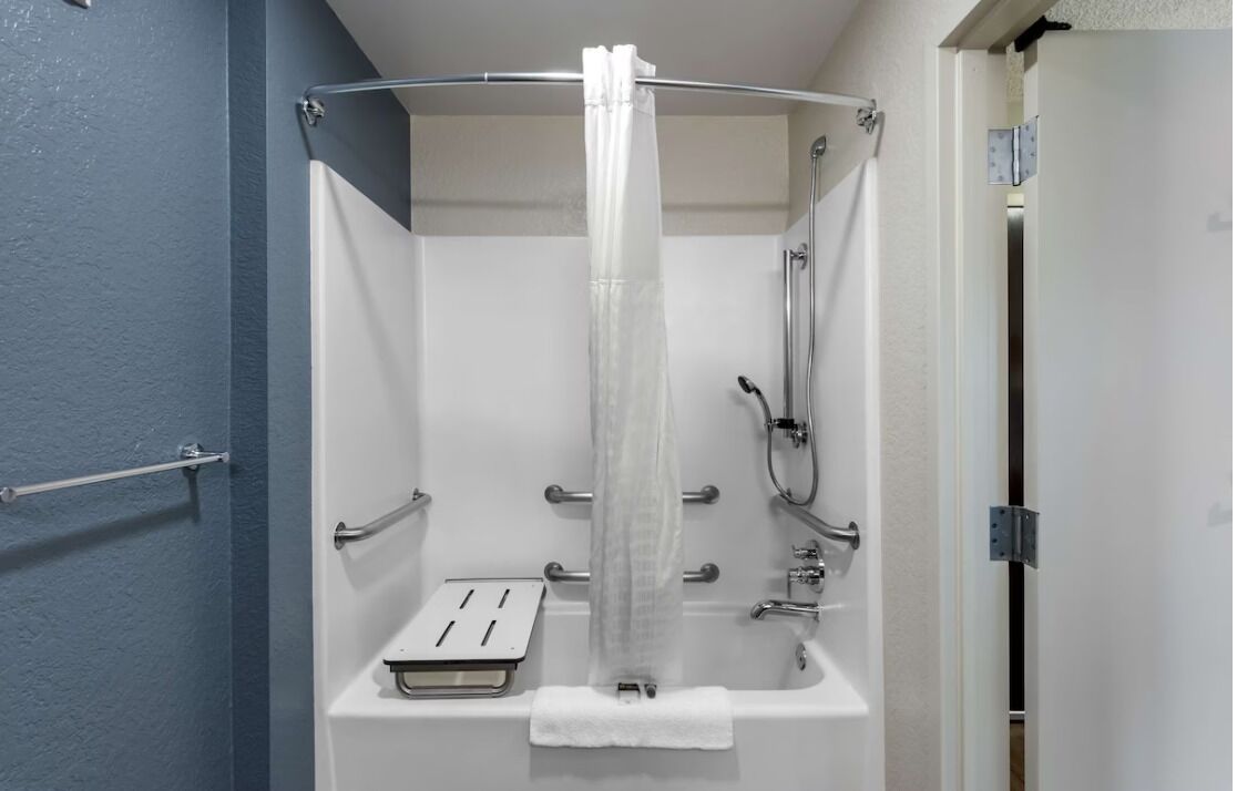 Een haardroger, handdoeken, toiletpapier