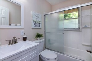 Hair dryer, towels, soap, toilet paper - Charlotte International Villa 1 Bed-A2 (Charlotte)