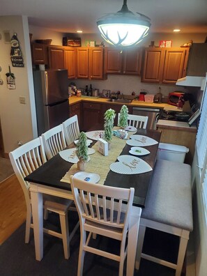 Dining - Exceptional townhome with hot tub & fireplace and customize stays in Windham (Windham)