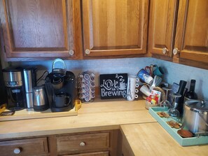 Fridge, microwave, oven, stovetop - Exceptional townhome with hot tub & fireplace and customize stays in Windham (Windham)