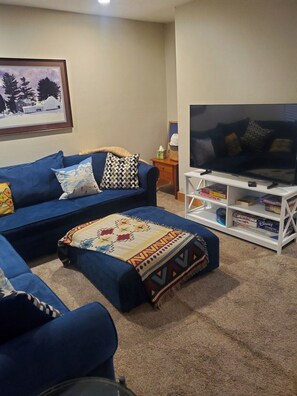 TV, fireplace - Exceptional townhome with hot tub & fireplace and customize stays in Windham (Windham)