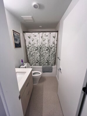 Secadora de cabello, toallas, jabón, papel de baño 