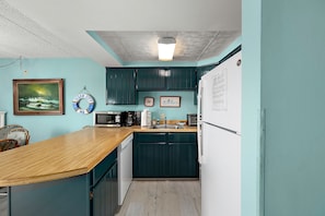 Fridge, microwave, oven, stovetop - Bayfront-2Bedroom-Balcony-Pool (Ocean City)
