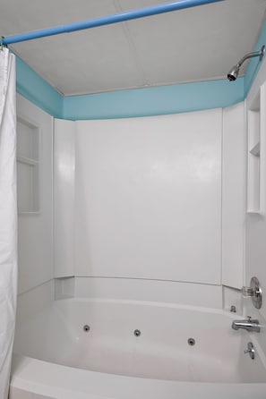 Shower, towels - Bayfront-2Bedroom-Balcony-Pool (Ocean City)