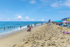 On the beach - Oceanfront 2 Bed/2 Bath, Sleeps 8, Outdoor Pool (Ocean City)