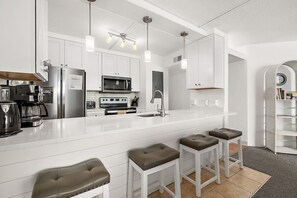 Coffee/tea maker, fridge, microwave, oven - Oceanfront 2 Bed/2 Bath, Sleeps 8, Outdoor Pool (Ocean City)