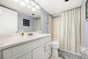 Shower, towels - Oceanfront 2 Bed/2 Bath, Sleeps 8, Pool (Ocean City)