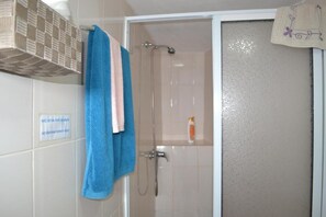 Shower, hair dryer, towels - Rural Cottage with Sea View (Feteira)