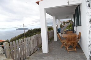 Outdoor dining - Rural Cottage with Sea View (Feteira)