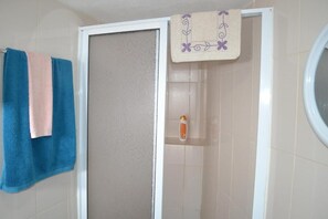 Shower, hair dryer, towels - Rural Cottage with Sea View (Feteira)