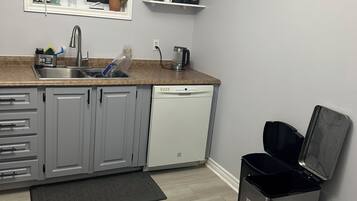 Microondas, horno, parrilla de estufa y lavavajillas