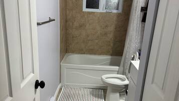 Secadora de cabello, toallas, jabón, papel de baño