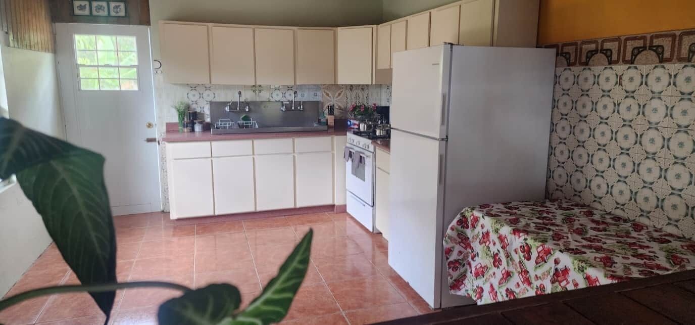 Microwave, cookware/dishes/utensils