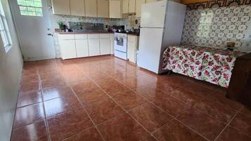 Microwave, cookware/dishes/utensils