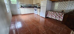 Microondas y utensilios de cocina 