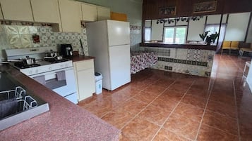 Een microgolfoven, kookgerei, borden en bestek