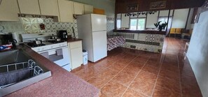 Microwave, cookware/dishes/utensils