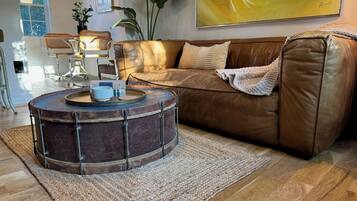 Comfort Apartment, 1 Queen Bed, Kitchen, Courtyard Area | Living area