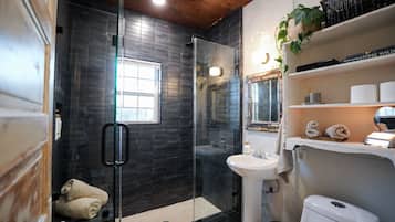 Deluxe Apartment, 1 King Bed, Non Smoking, Kitchen | Bathroom | Shower, rainfall showerhead, free toiletries, hair dryer