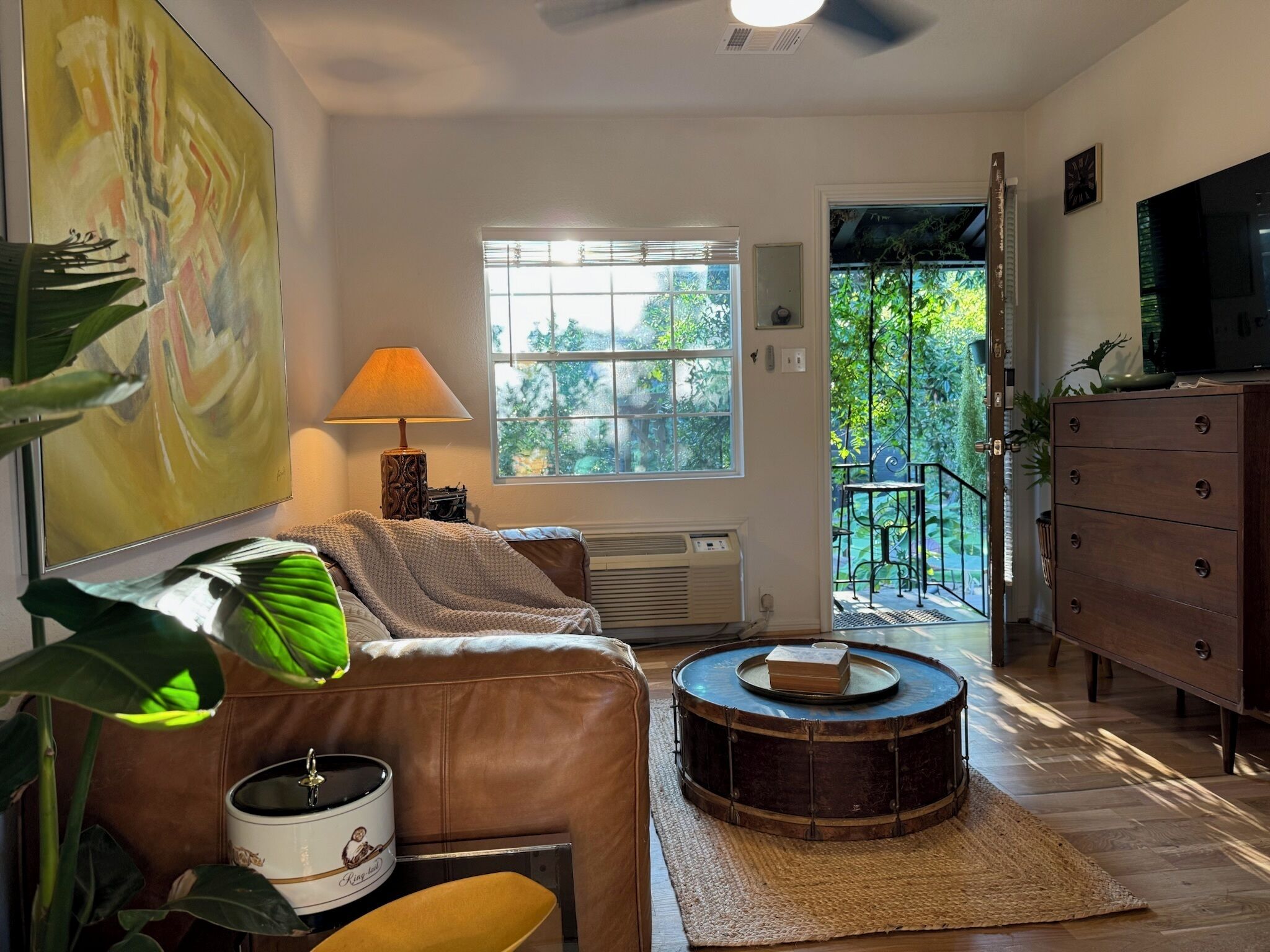 Comfort Apartment, 1 Queen Bed, Kitchen, Courtyard Area | Living area