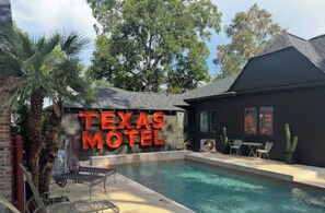Una piscina al aire libre (de 07:00 a 21:00), sombrillas, tumbonas