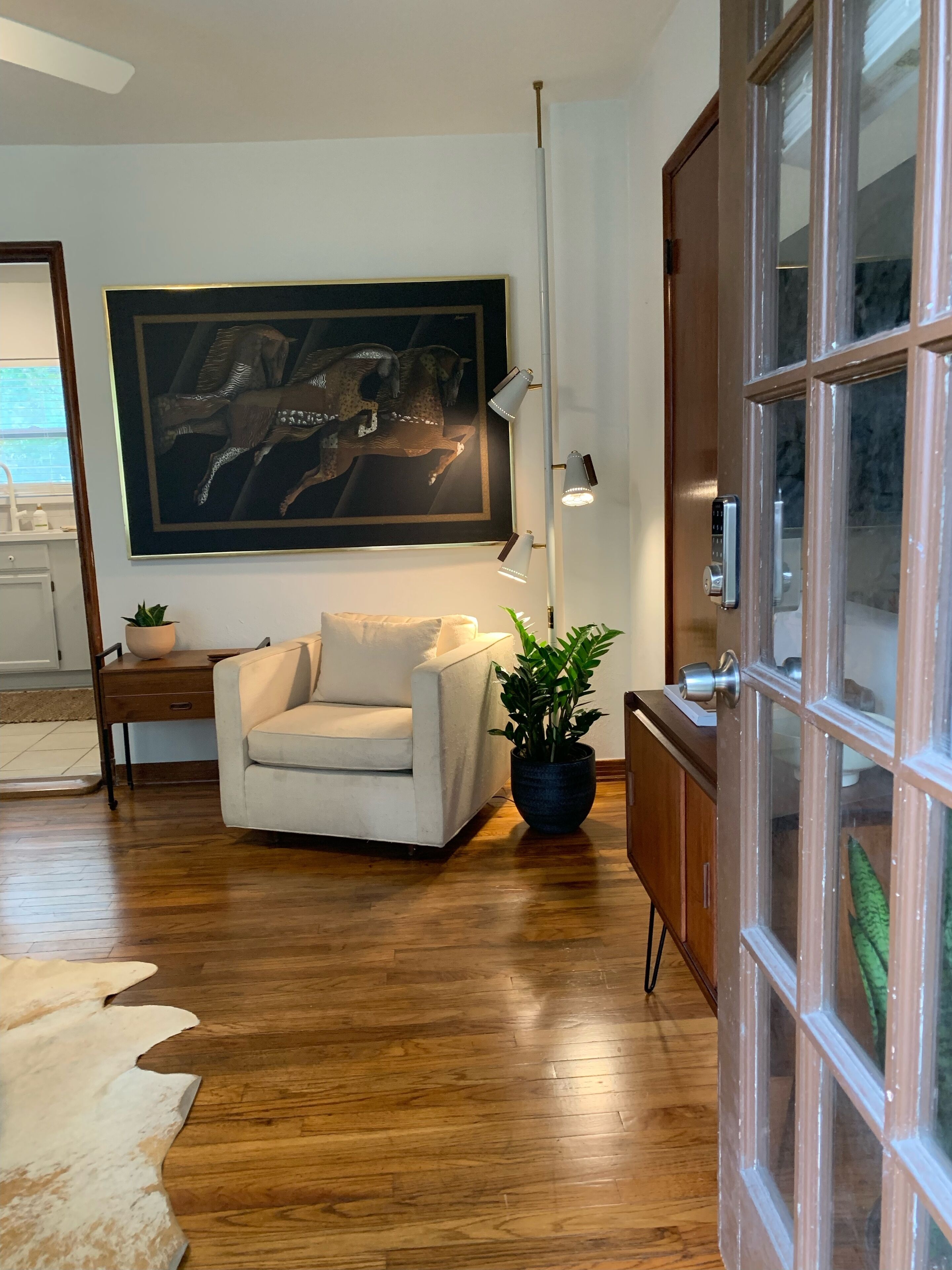 Deluxe Apartment, 1 Queen Bed, Kitchen, Courtyard Area | Living area