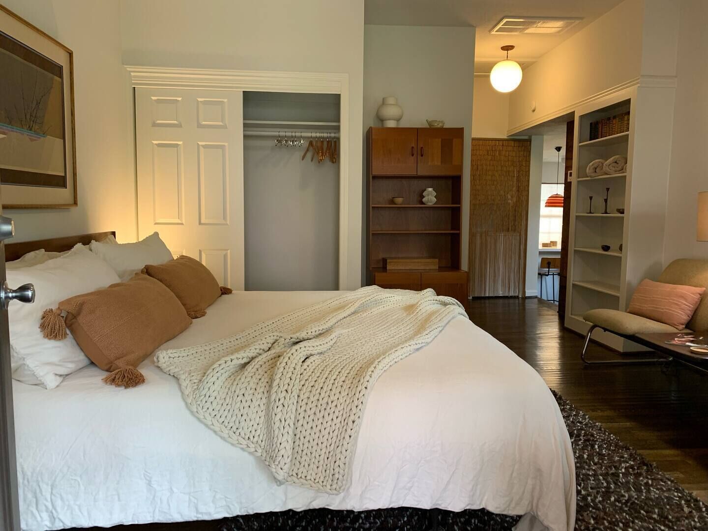 Deluxe-huoneisto, 1 suuri parisänky, patio, näköala uima-altaalle | Ylelliset vuodevaatteet, yksilöllisesti sisustettu