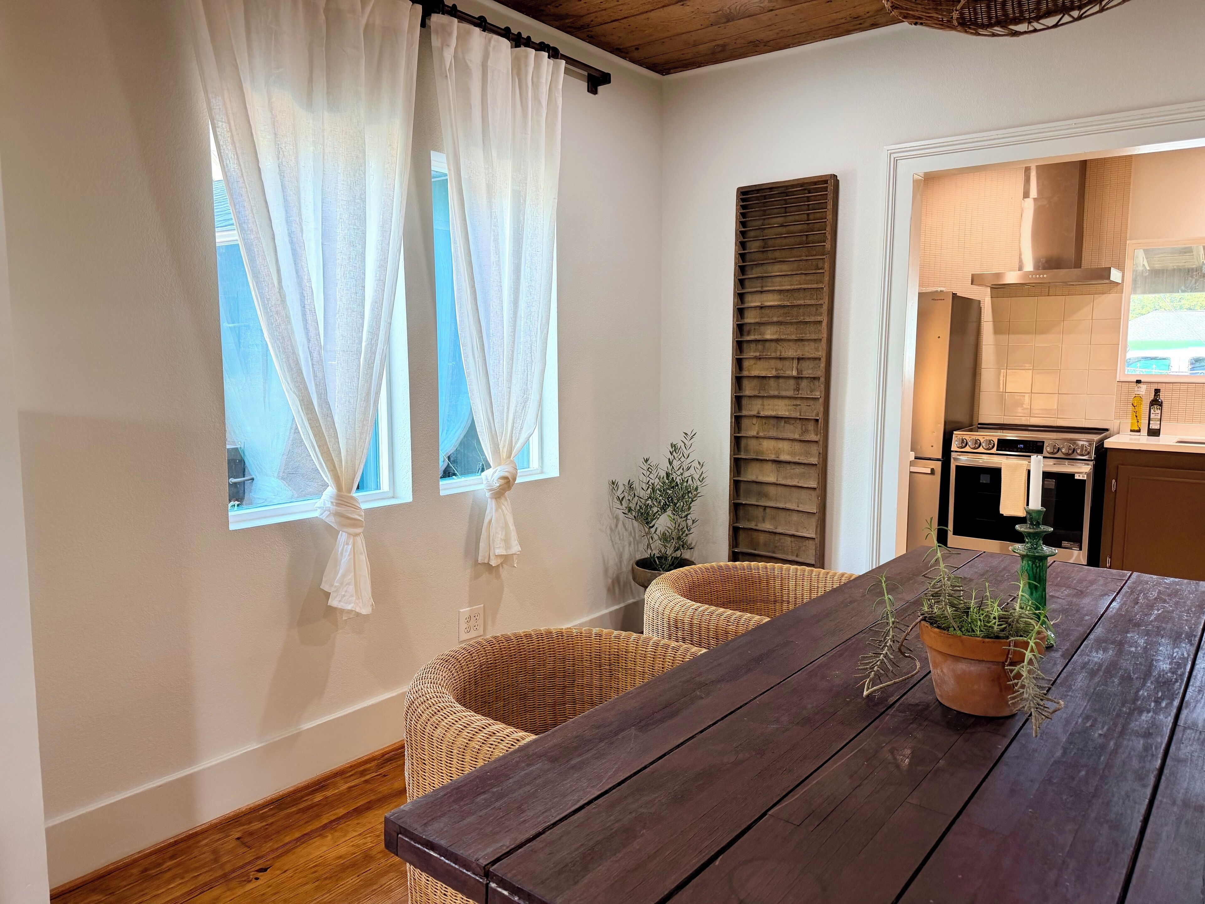 تناول الطعام داخل الغرفة