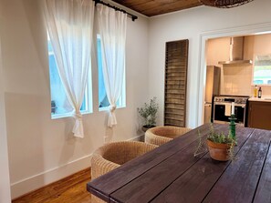 Premier Villa, 2 Bedrooms, Pool View, Poolside | Makan dalam bilik