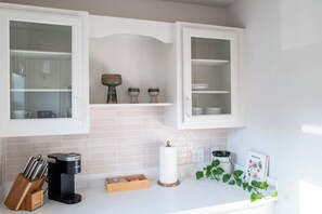 Apartamento Confort, 1 cama de matrimonio, cocina, en la zona del patio | Cocina privada | Frigorífico grande, microondas, horno y placa de cocina