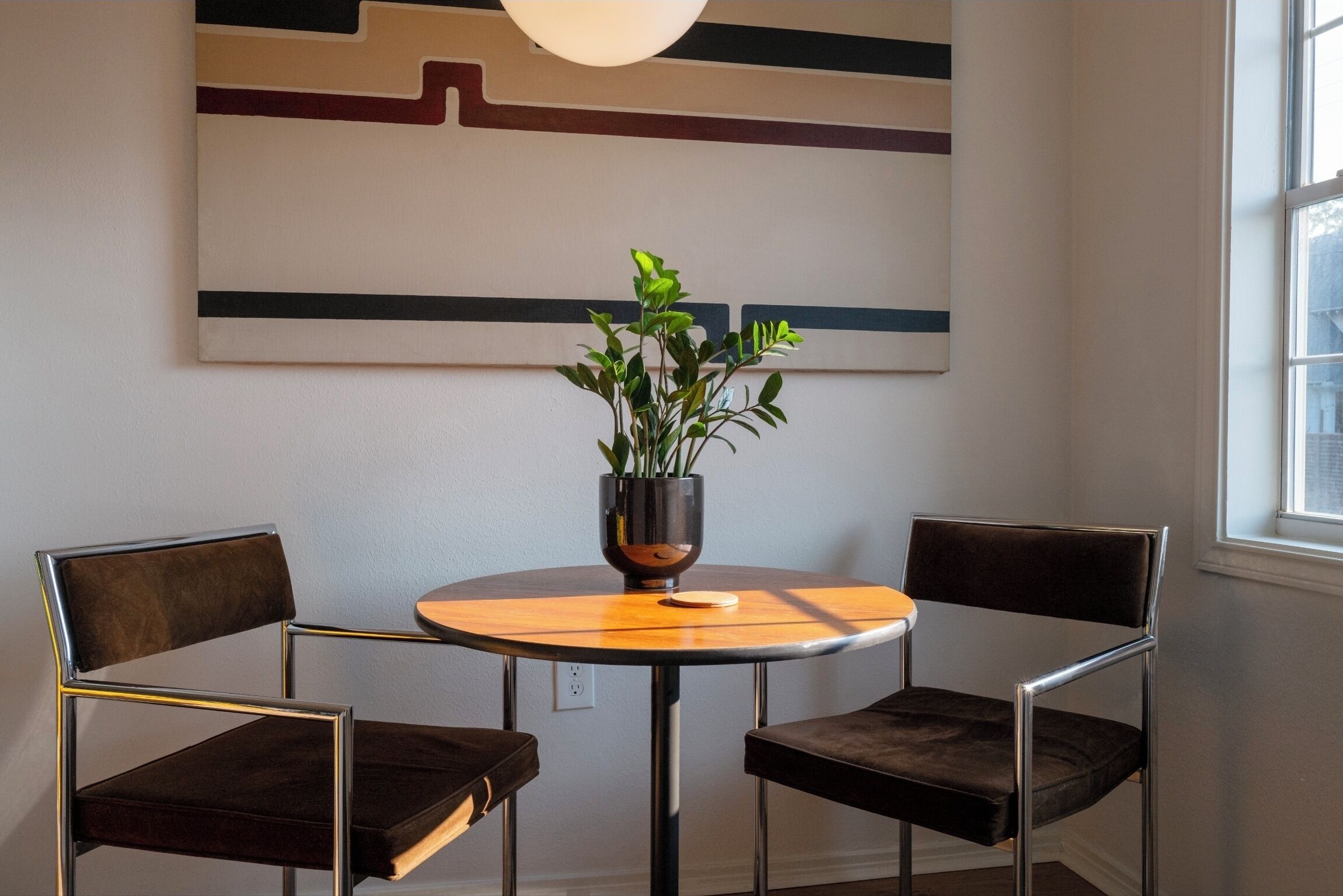 Comfort Apartment, 1 Queen Bed, Kitchen, Courtyard Area | In-room dining