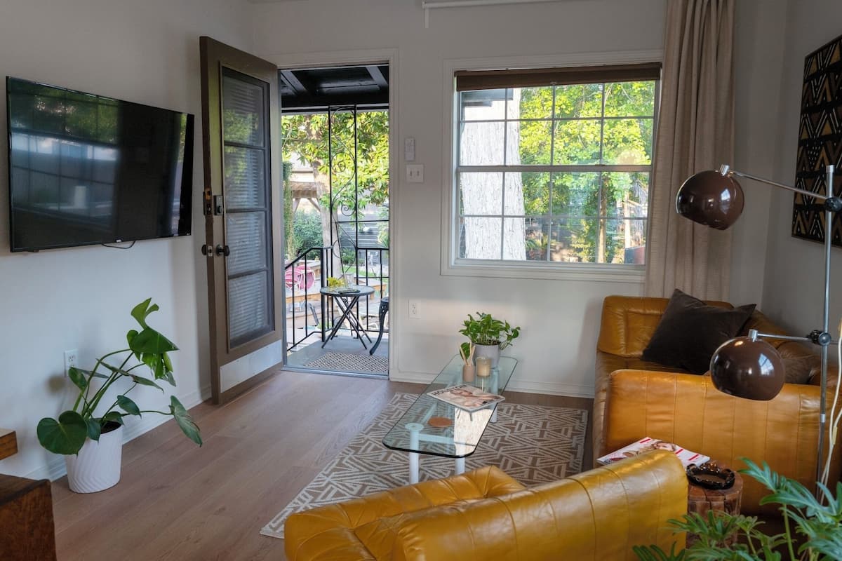 Comfort-huoneisto, 1 keskisuuri parisänky, keittiö, piha-alue | Oleskelualue