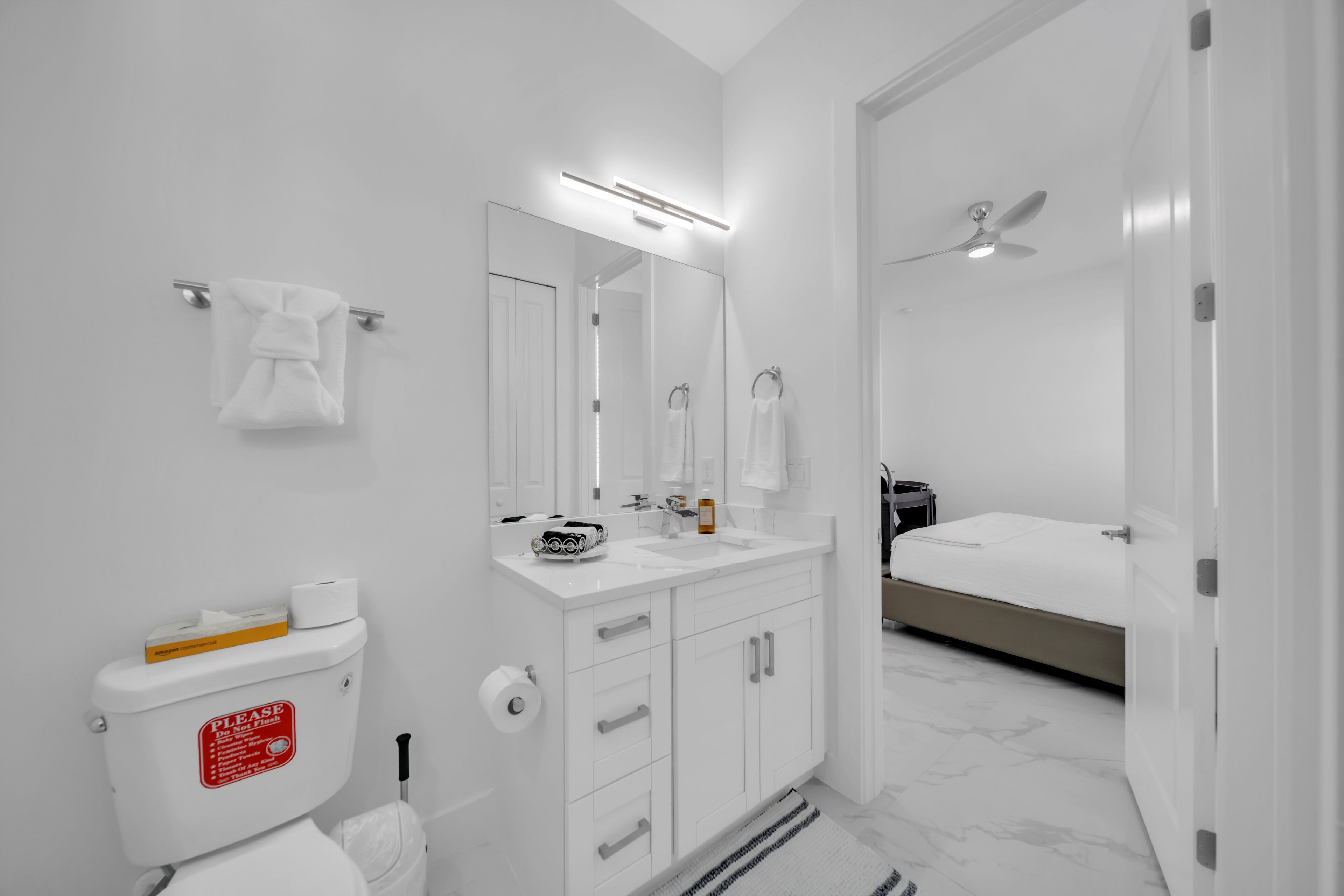 Regadera, secadora de cabello, toallas, papel de baño 